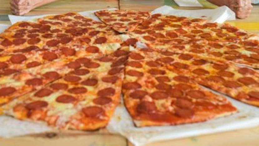 'Pizza gergasi' selebar empat kaki, kandungi kalori cukup seminggu