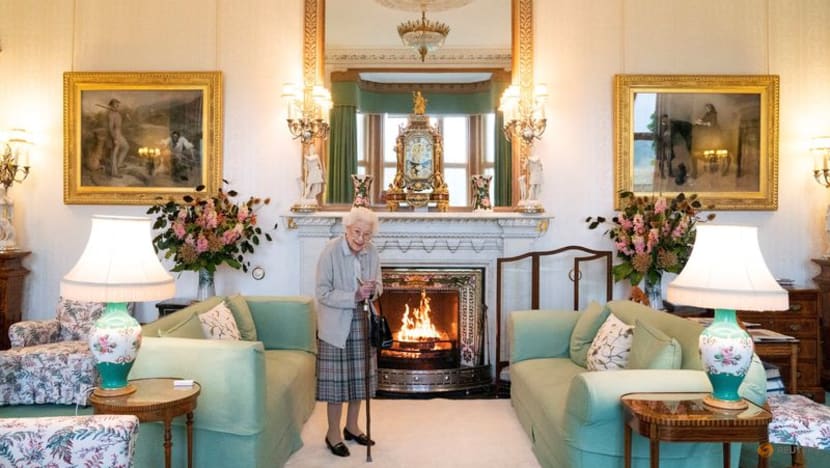 UK doctors concerned for Queen Elizabeth II's health, family head to Scotland UK doctors concerned for Queen Elizabeth II's health, family head to Scotland