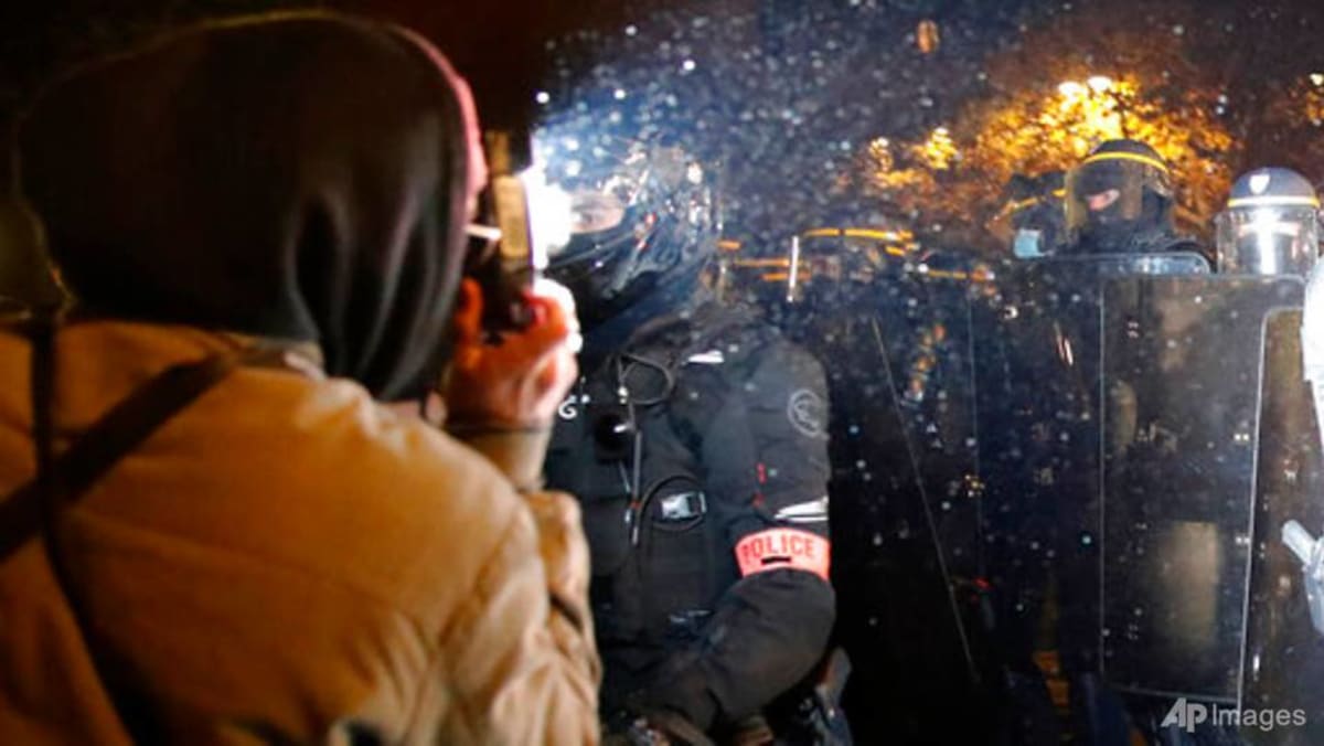 Kehebohan di Prancis atas usulan pembatasan pengambilan gambar oleh polisi