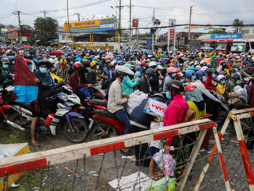 People, mostly migrant workers who are planning to return to their hometowns, wait at a checkpoint to leave Ho Chi Minh City, Vietnam on Oct 1, 2021. People, mostly migrant workers who are planning to return to their hometowns, wait at a checkpoint to leave Ho Chi Minh City, Vietnam on Oct 1, 2021.