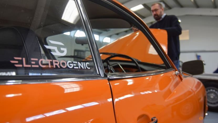 Saving the dinosaurs: Startups drive to electrify fossil-fuel cars Saving the dinosaurs: Startups drive to electrify fossil-fuel cars