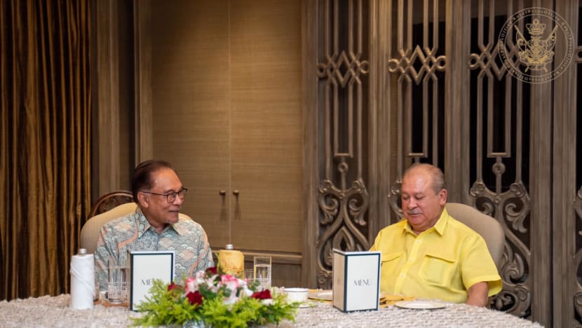 PM Anwar bentang taklimat lawatan ke SG kepada Sultan Johor