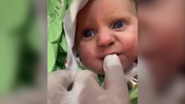 两月大婴儿困128小时后获救 因太饿狂啜搜救员手指