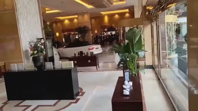 失控！男子开跑车闯上海酒店大厅泄愤 