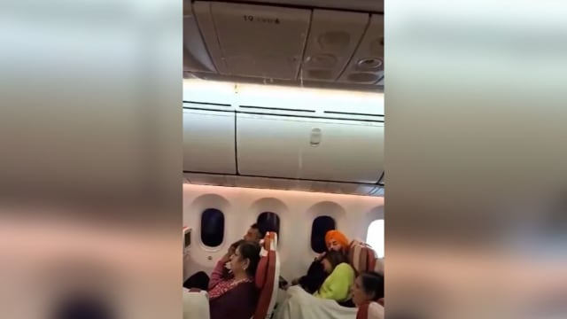 印度航班舱顶漏水 乘客调侃：沉浸式体验