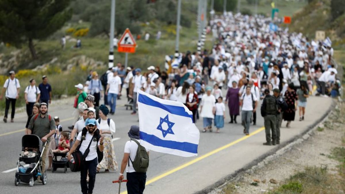 Ribuan warga Israel berbaris ke pos-pos ilegal di Tepi Barat saat Ketegangan Meningkat