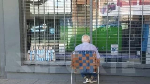 83岁阿根廷球迷隔窗看世界杯 商家赠送55寸电视