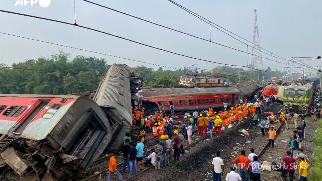 印度三列火车相撞事故 死亡人数升至288