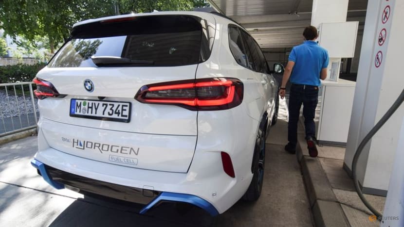 German auto giants place their bets on hydrogen cars German auto giants place their bets on hydrogen cars