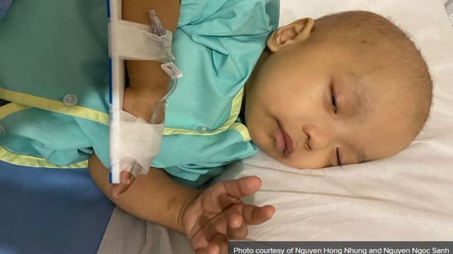 未满周岁就需承受身插十管之苦 越南男婴赴新治罕见癌症 