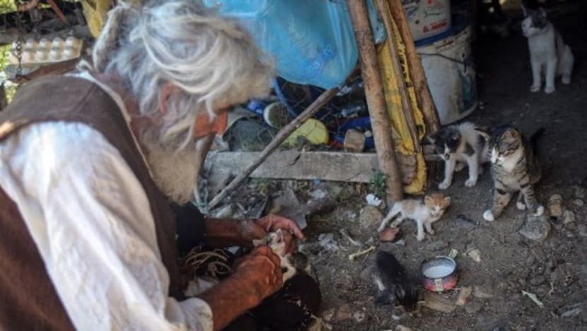 Meski tinggal sendirian di gua, lelaki ini dapatkan vaksin COVID-19; gesa orang lain ikut sama Meski tinggal sendirian di gua, lelaki ini dapatkan vaksin COVID-19; gesa orang lain ikut sama