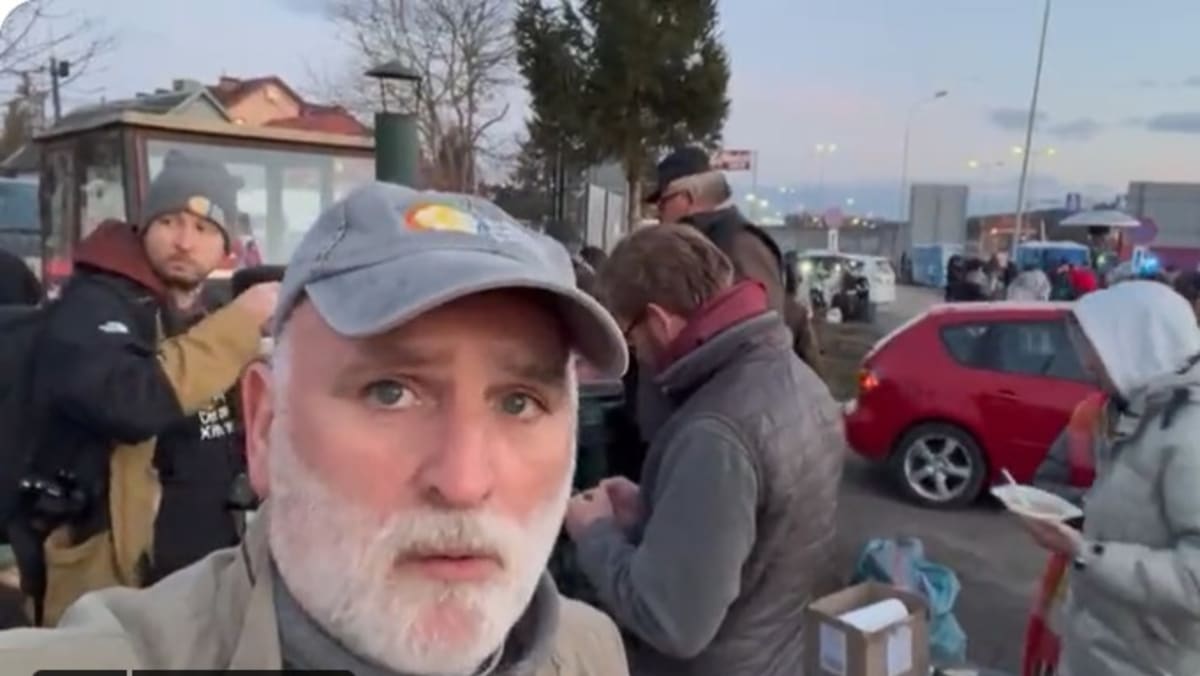 celebrity-chef-jose-andres-has-been-feeding-hungry-refugees-at-ukraine-s-borders