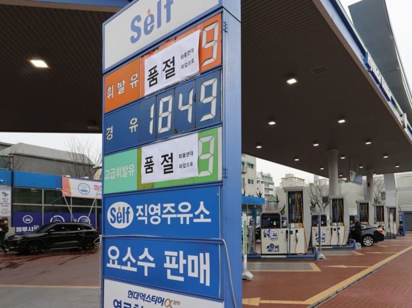 Fuel runs short at S Korean petrol stations as top union begins strike