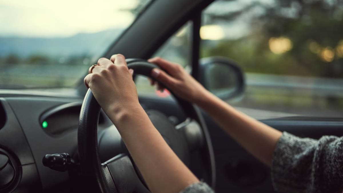 Wanita yang mengendarai mobil pria tanpa SIM akan dipenjara, didenda, dan dilarang
