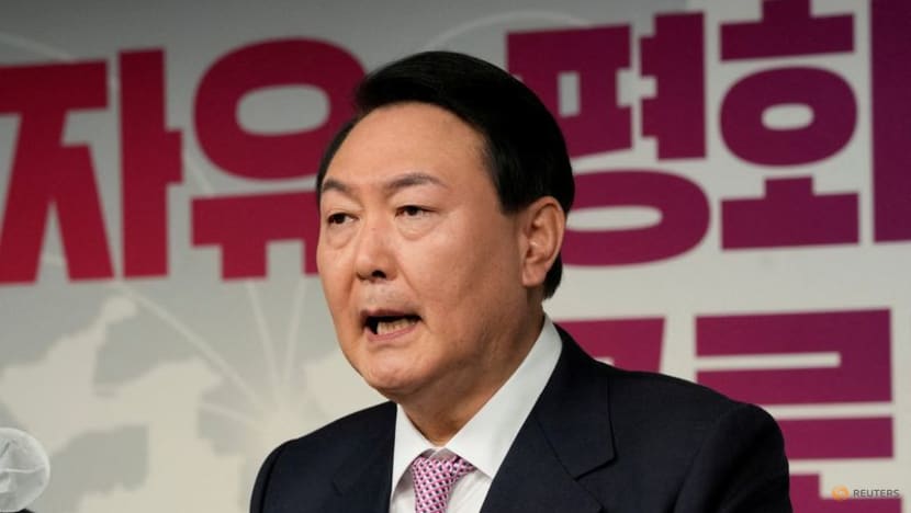 South Korean voters hold noses as rivals land low blows in 'unlikeable' election South Korean voters hold noses as rivals land low blows in 'unlikeable' election