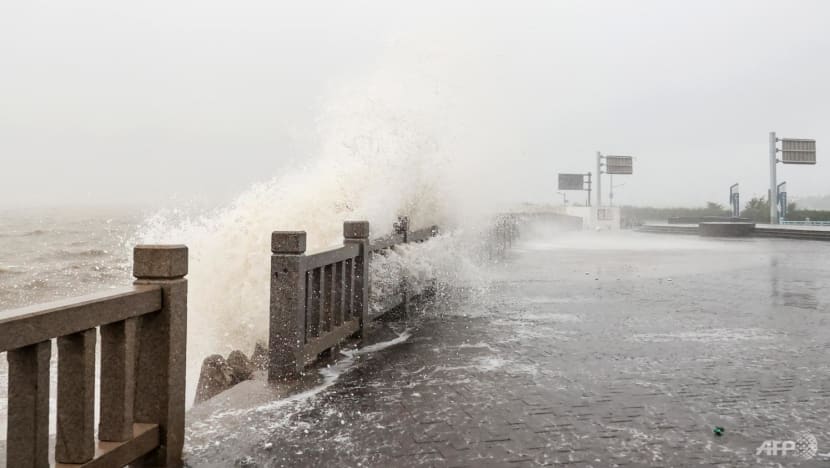 Typhoon Muifa lashes eastern China, forcing 1.6 million from their homes Typhoon Muifa lashes eastern China, forcing 1.6 million from their homes