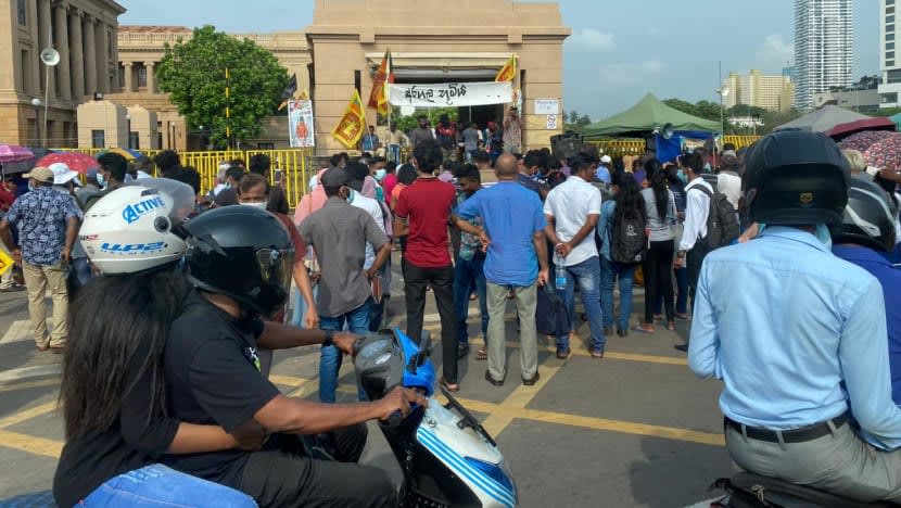 Rak pasar raya kosong, kurang minyak; rakyat S'pura di Sri Lanka kongsi pengalaman di bawah perintah berkurung