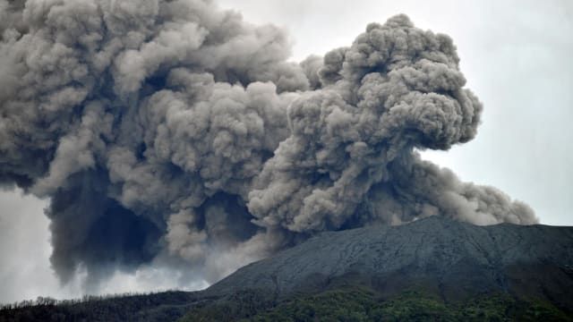 印尼马拉皮火山爆发 导致至少11名登山者丧命