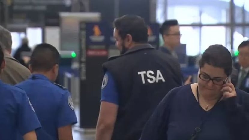 Pekerja Lapangan Terbang Antarabangsa LA bantah penutupan operasi pemerintah