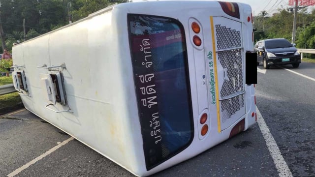 普吉岛旅游巴士失控翻覆 17名旅客受伤
