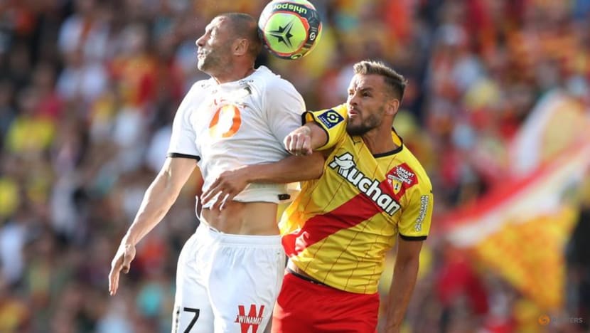 Football:
Lens v Lille derby resumes after crowd trouble leads to suspension Football:
Lens v Lille derby resumes after crowd trouble leads to suspension