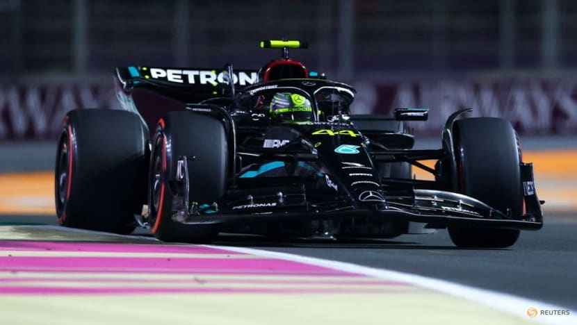Hamilton "at a bit of a loss" with his Mercedes Hamilton "at a bit of a loss" with his Mercedes