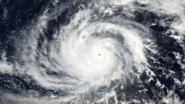 台风玛娃暴风眼横扫关岛北部 依然对居民构成威胁