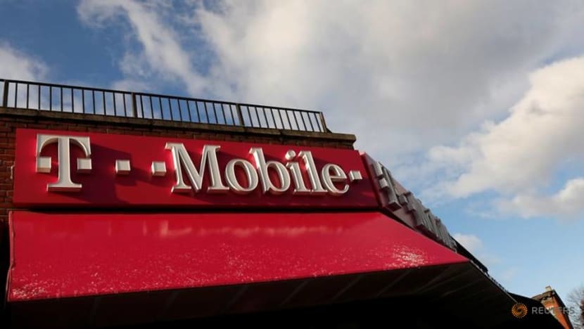 T-Mobile beats second-quarter phone estimates, shares jump T-Mobile beats second-quarter phone estimates, shares jump