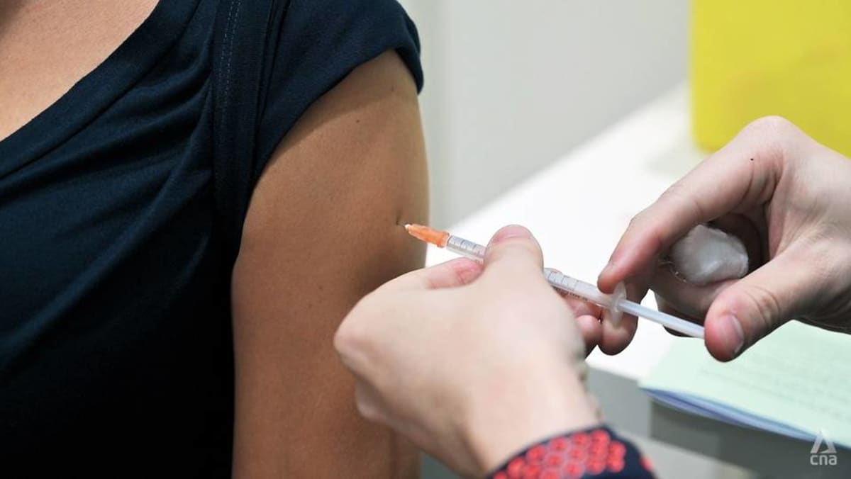 Menunda pemberian vaksin COVID-19 yang kedua dapat melindungi lebih banyak orang di Singapura dan menyelamatkan nyawa, kata para ahli