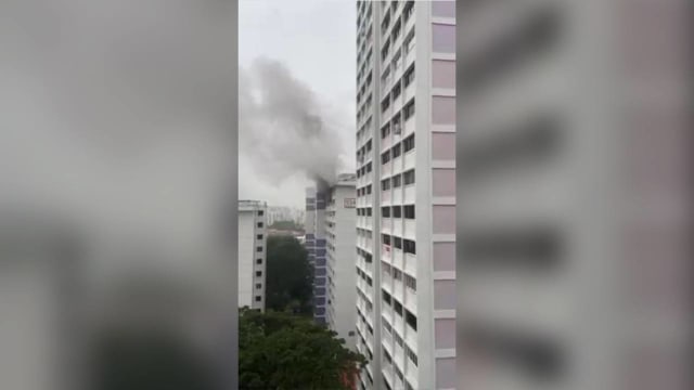 裕廊西组屋失火 一人呼吸困难送院
