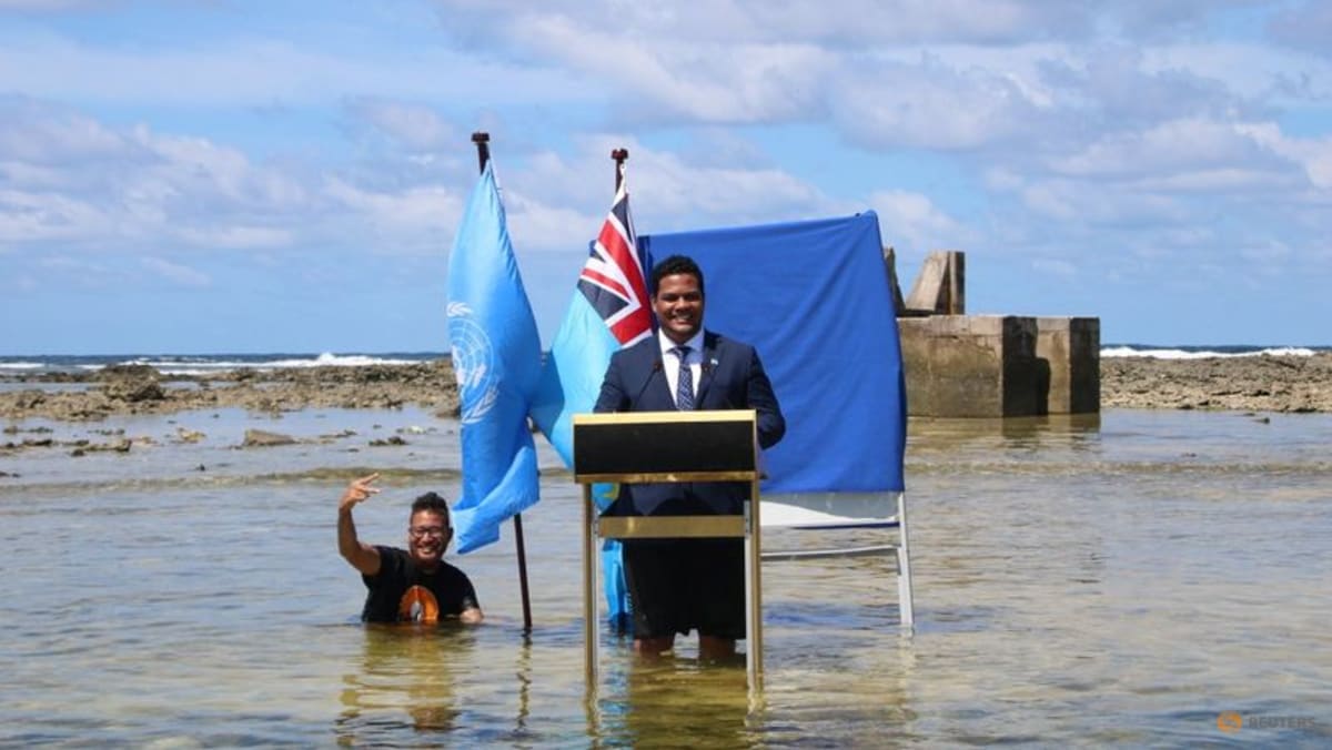 Menteri Tuvalu berdiri di laut untuk memfilmkan pidato COP26 untuk menunjukkan perubahan iklim