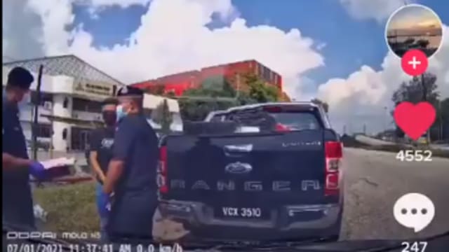 被行车记录器拍下 马国警员路边索贿全程曝光！