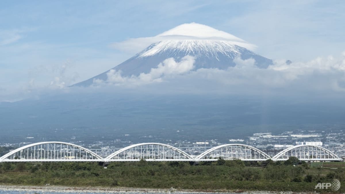Jepang memadamkan kekhawatiran akan letusan Gunung Fuji setelah gempa