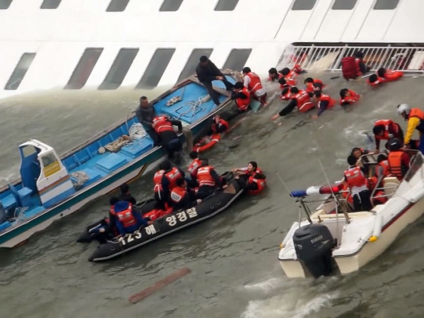 4 dead, nearly 300 missing in S Korea ferry disaster