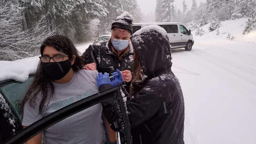 US health workers stuck in snowstorm give other drivers COVID-19 vaccine
