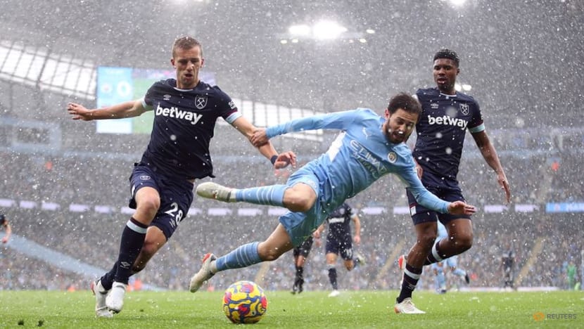 Chelsea lead cut after draw with Man United, Man City win Chelsea lead cut after draw with Man United, Man City win