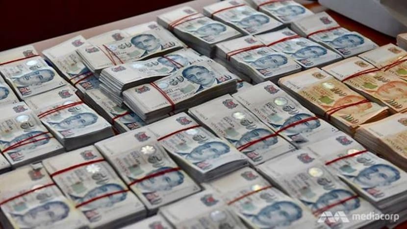 2 penipu rakyat M'sia diberkas, S$590,000 dirampas, nilai tunai terbesar sejauh ini