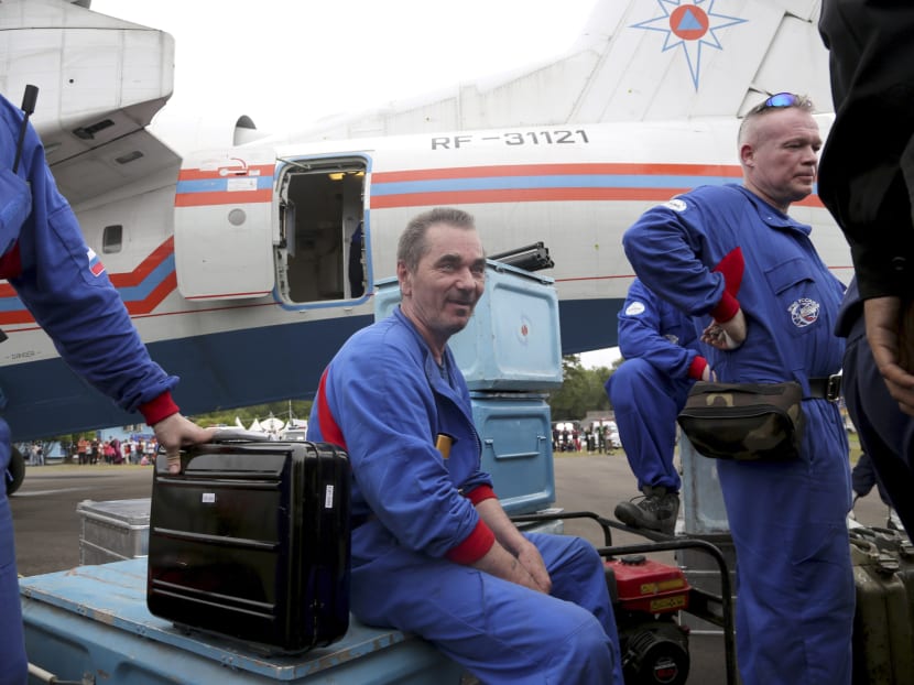 Russian rescuers unload gears from their Beriev Be-200 amphibious aircraft upon arrival to reinforce the search operation for the victims and wreckage of the ill-fated AirAsia Flight QZ 8501. Photo: AP