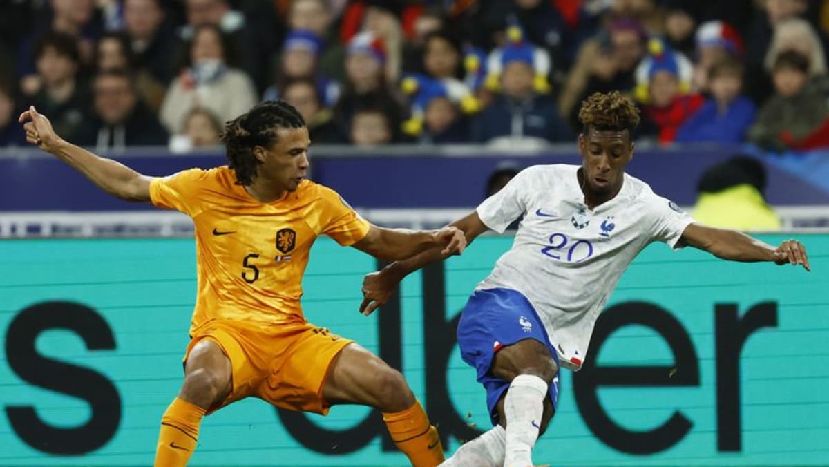 Dua gol Ake membantu Belanda mengatasi Gibraltar yang bermain dengan 10 pemain dalam kemenangan 3-0 yang berjuang keras