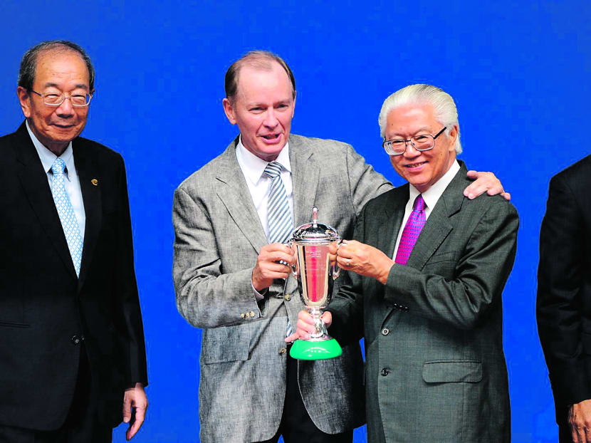 Military Attack trainer John Moore (left) receiving the trophy from President Tony Tan. Photo: Singapore Turf Club