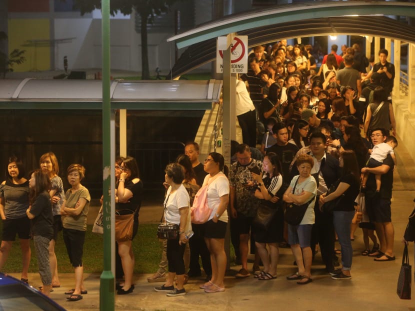 Crowds in the queue to pay their respects to the late actor Aloysius Pang.