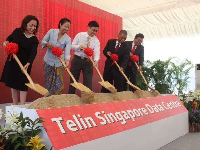 (From left to right) CEO Telin Singapore Septika Widyasrini, SOE Minister of Indonesia, M. Rini Soemarno, Senior Minister of State (Trade and Industry) Lee Yi Shyan (third from left), Deputy Chief of Mission Embassy of the Republic of Indonesia to Singapore Ridwan Hassan, Telkom Group CEO Alex J. Sinaga during the Official Groundbreaking Ceremony of Telin Singapore Data Center and Telecommunication Hub in Jurong. Photo: The Jakarta Globe