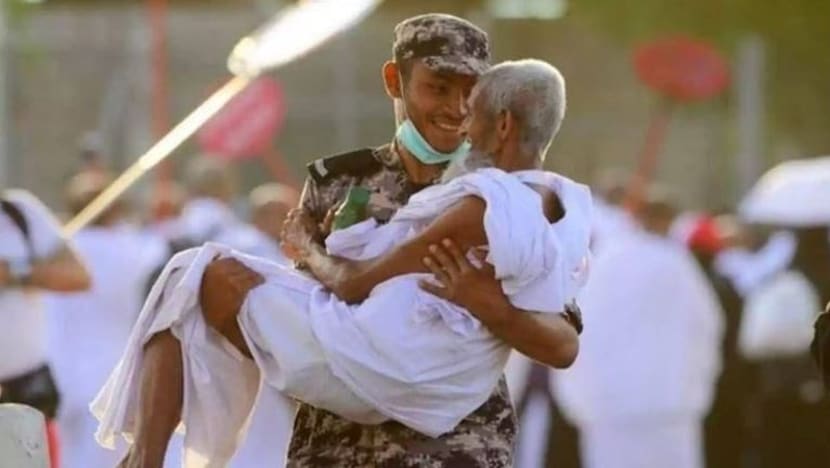 Pengawal keselamatan Saudi kongsi kisah dengan jemaah haji tua selepas gambar tular