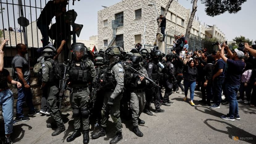 Israeli police beat mourners at funeral of slain Palestinian journalist Israeli police beat mourners at funeral of slain Palestinian journalist
