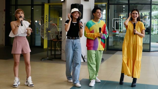 新传媒年轻艺人快闪校园　与学生互动玩游戏