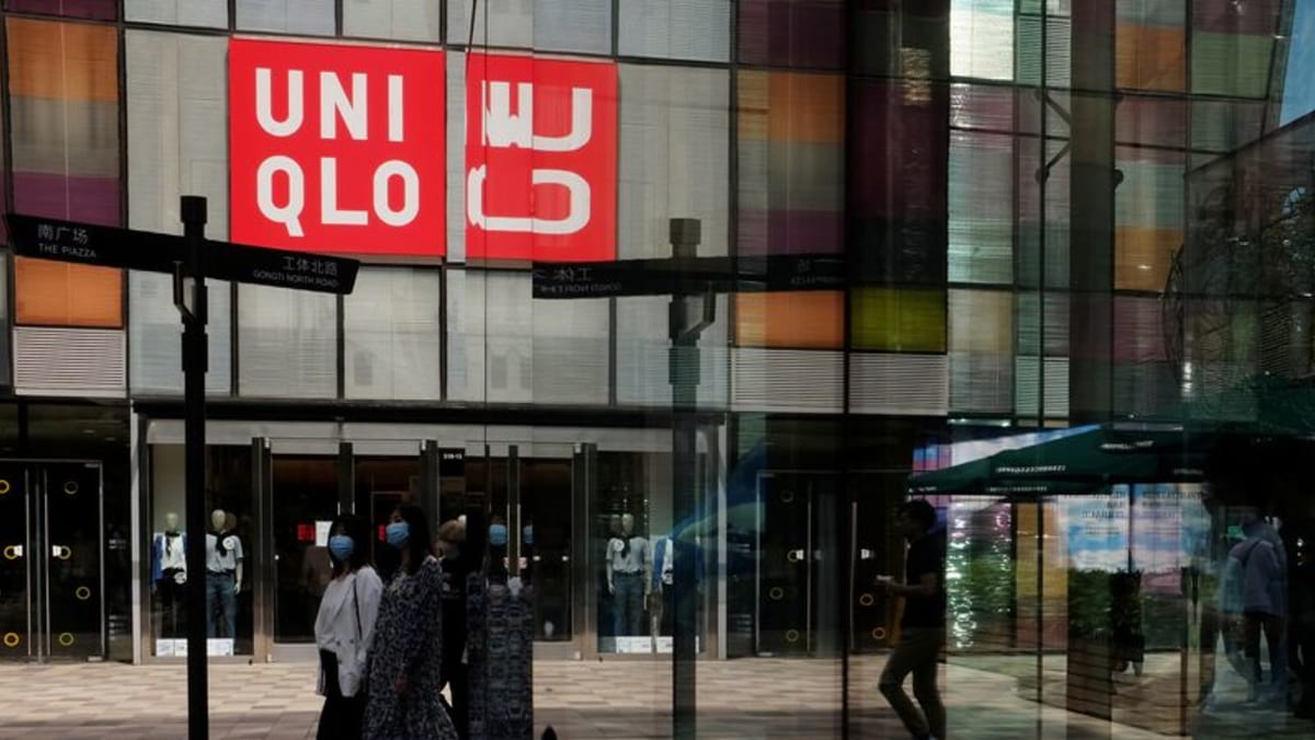 Pemilik Uniqlo siap meraih rekor keuntungan tahunan namun semua perhatian tertuju pada Tiongkok