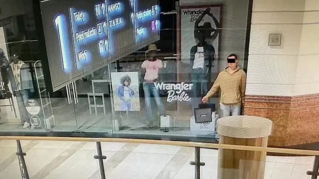 波兰男扮橱窗模特儿 站着不动等商场打烊行窃
