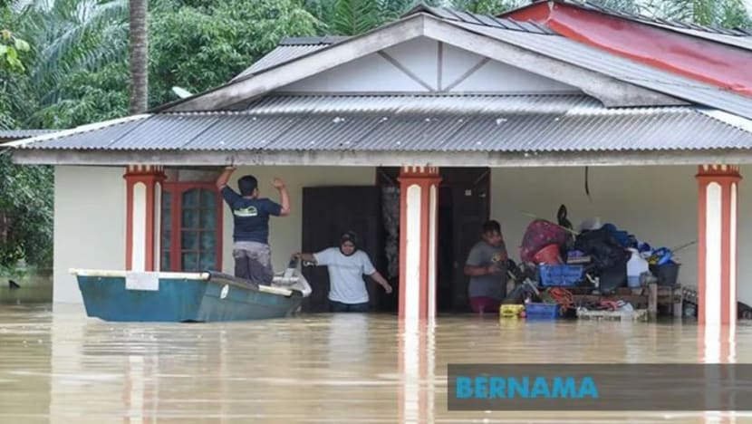 Banjir tenggelamkan rumah; wanita dalam pantang bersalin panjat tingkap, selamatkan diri