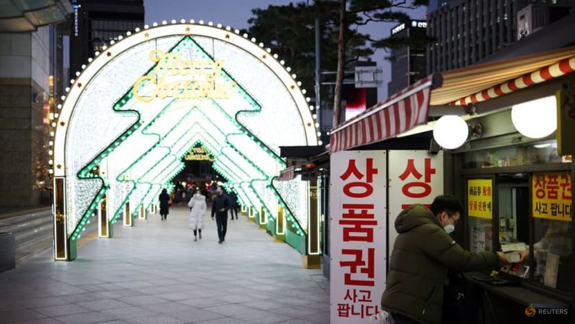 South Korea hits new COVID-19 record, halts quarantine exemptions to block Omicron South Korea hits new COVID-19 record, halts quarantine exemptions to block Omicron