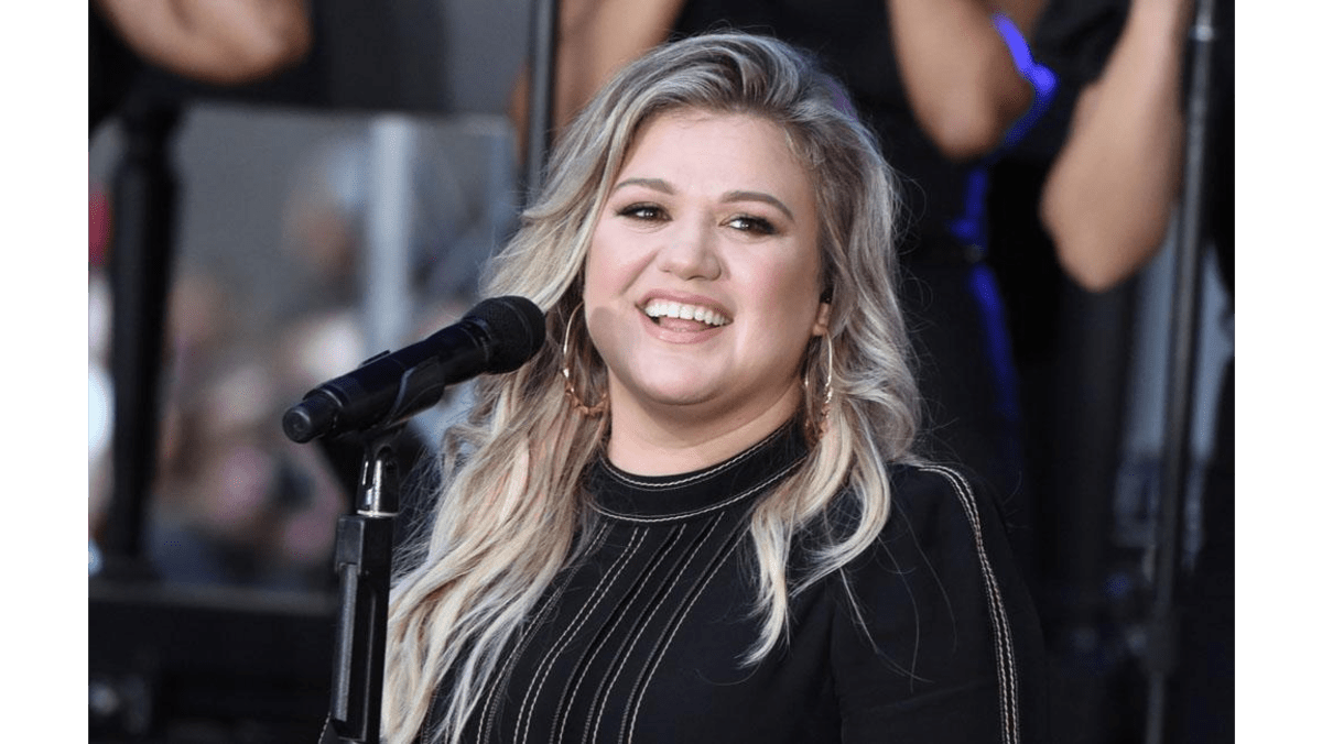 Kelly Clarkson thought she was asexual 8days